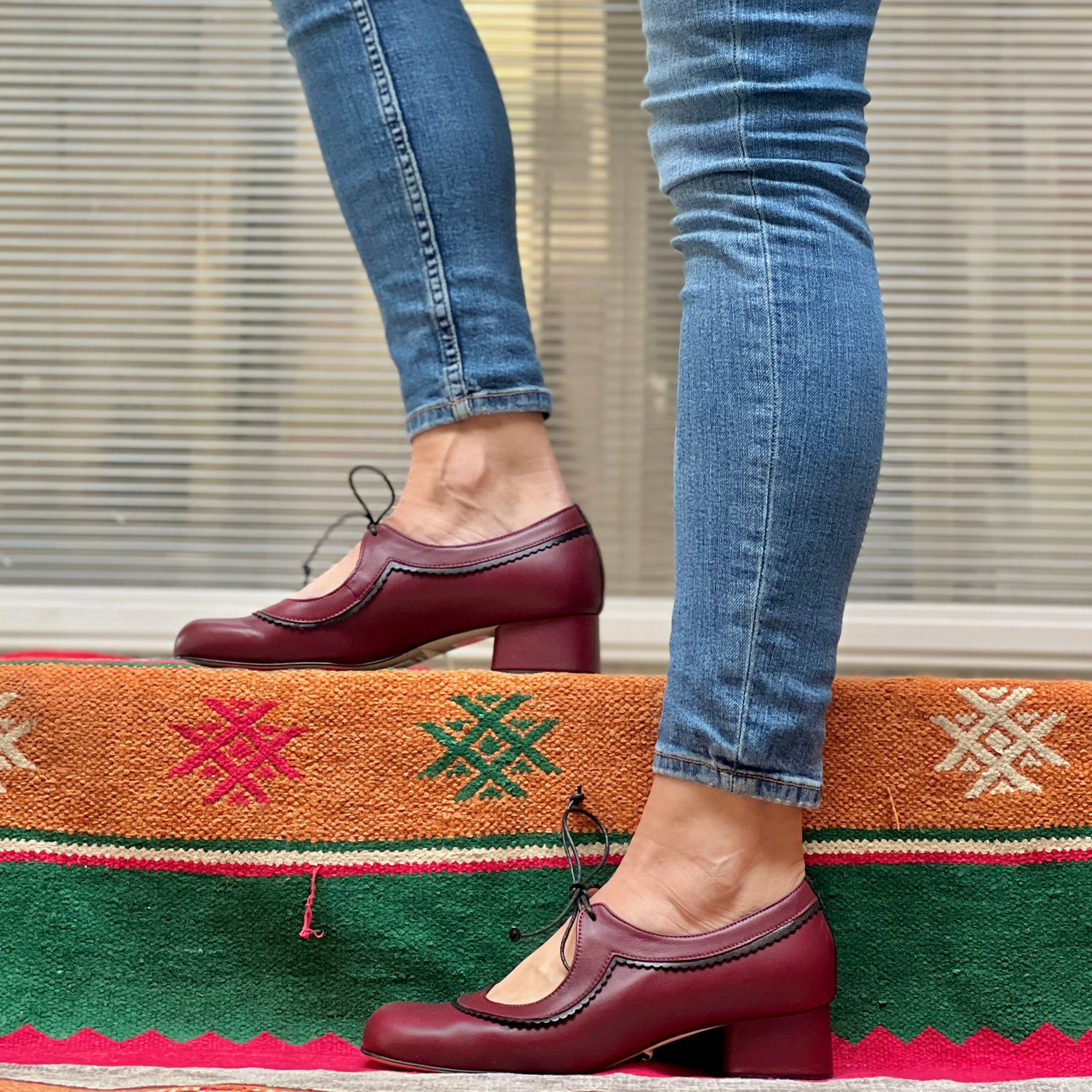 Edith Bordeaux scarpina in pelle bordeaux con lacci artigianale marchigiana