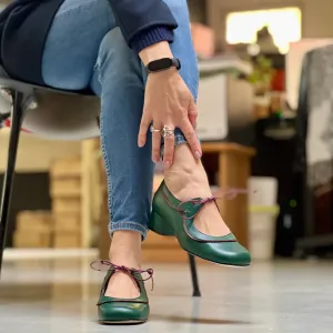 Edith Green scarpina in pelle verde con lacci artigianale marchigiana