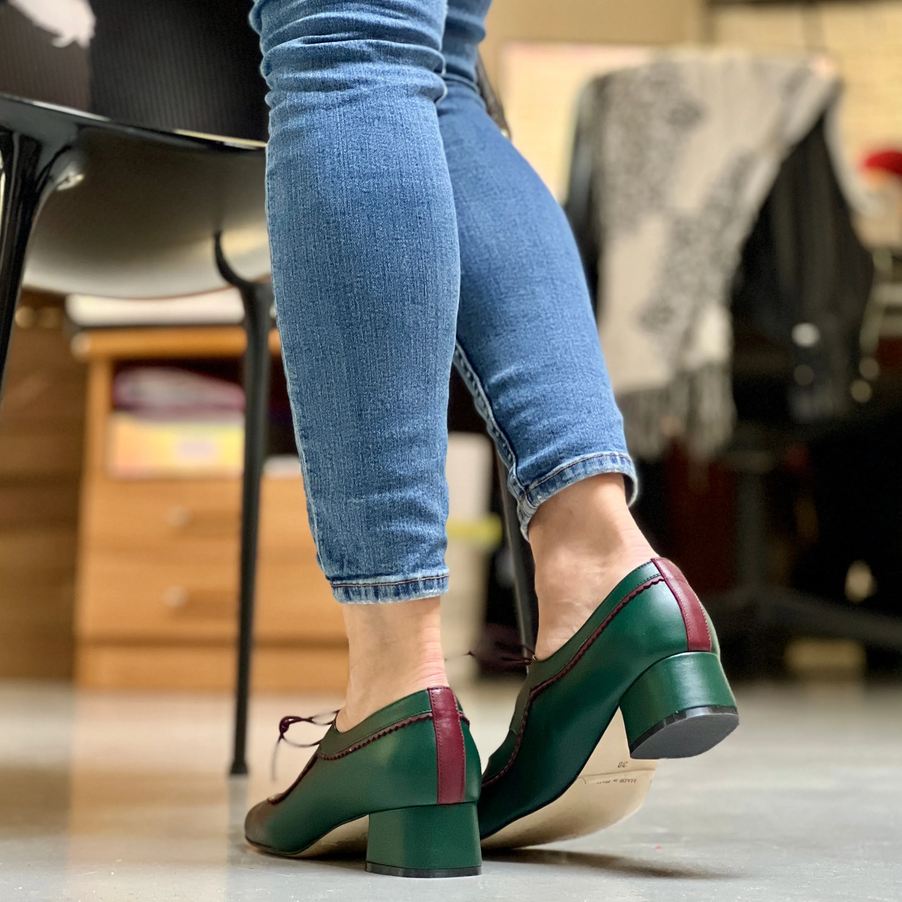 Edith Green scarpina in pelle verde con lacci artigianale marchigiana