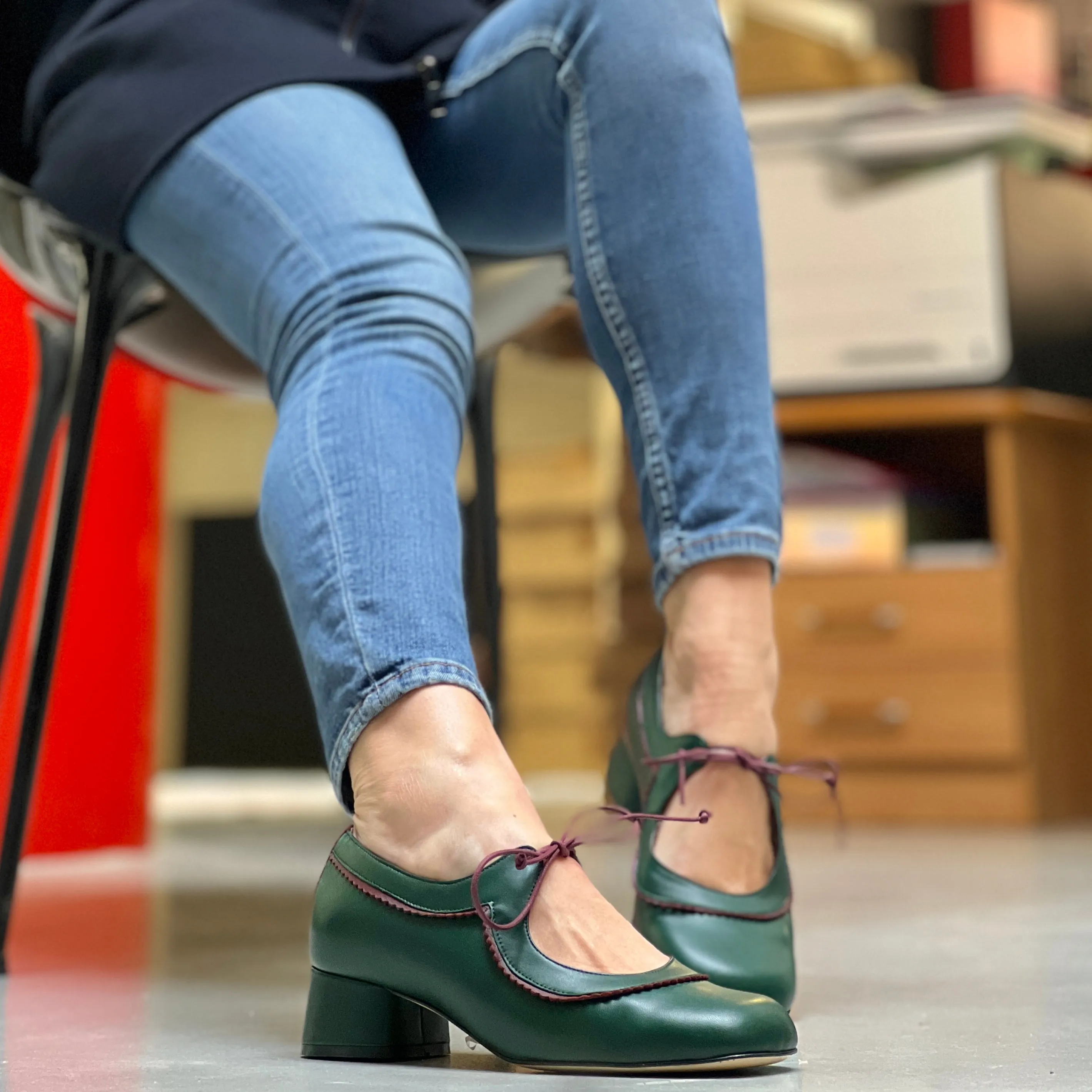 Edith Green scarpina in pelle verde con lacci artigianale marchigiana
