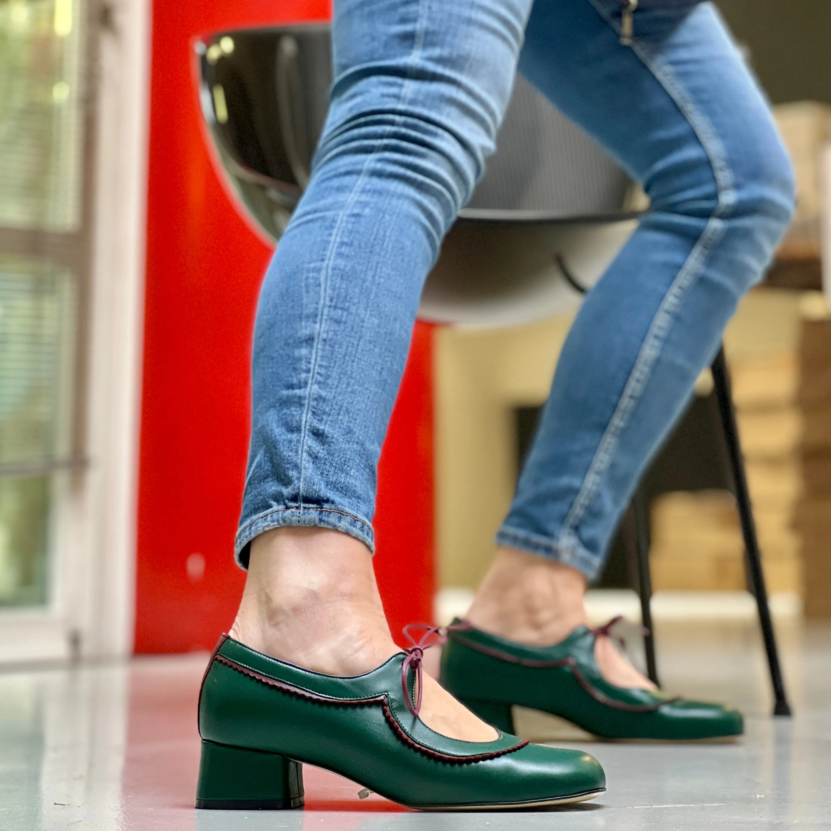 Edith Green scarpina in pelle verde con lacci artigianale marchigiana