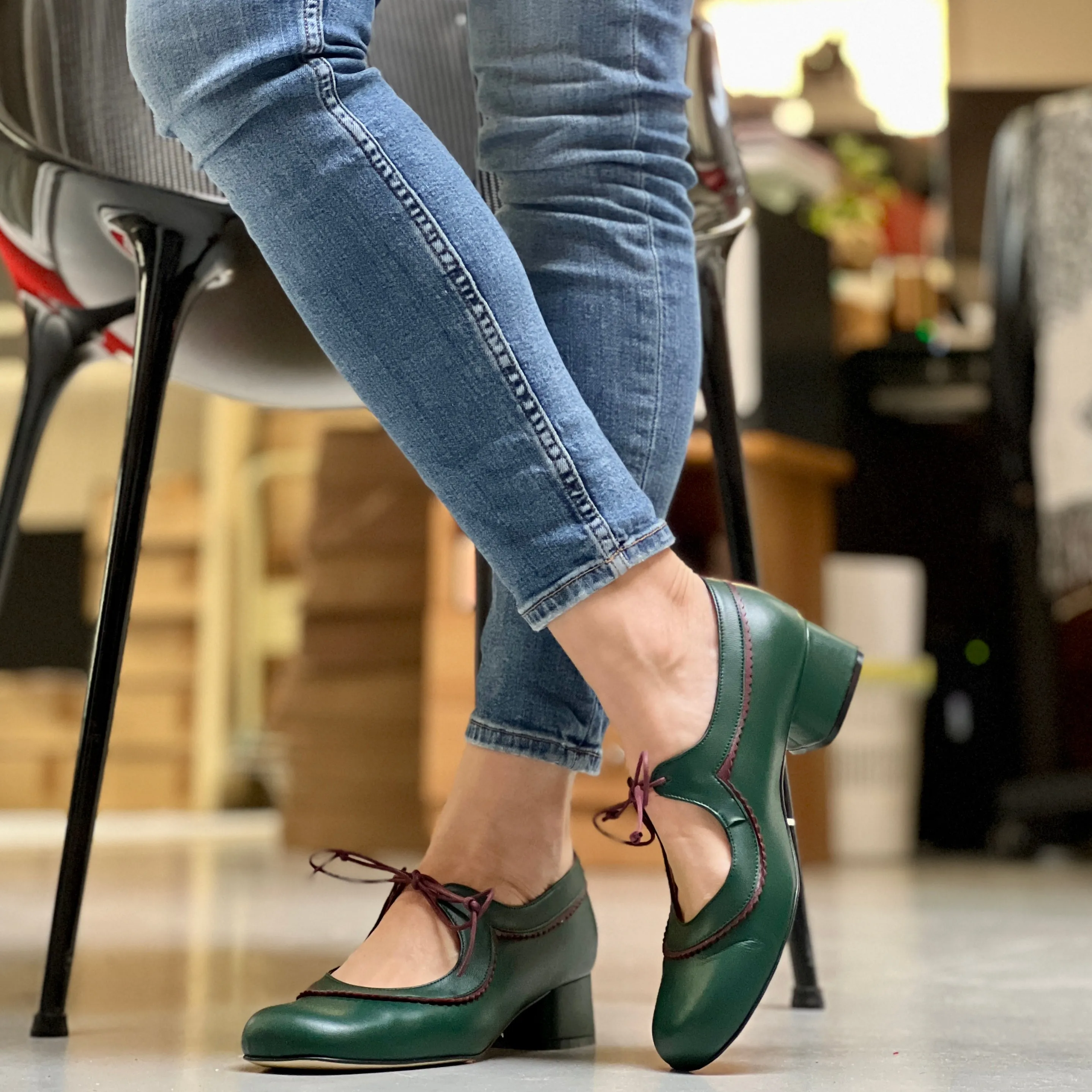 Edith Green scarpina in pelle verde con lacci artigianale marchigiana