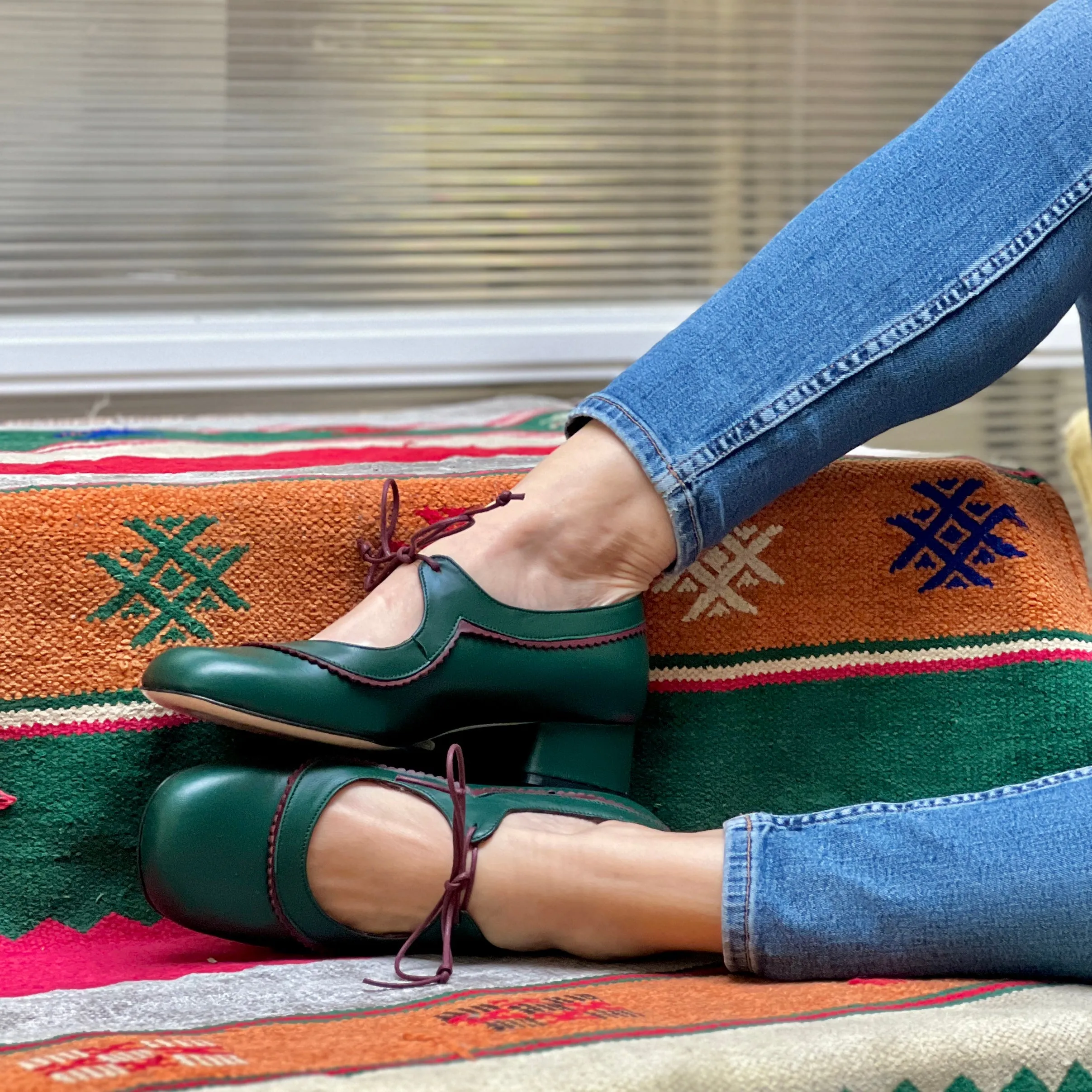 Edith Green scarpina in pelle verde con lacci artigianale marchigiana