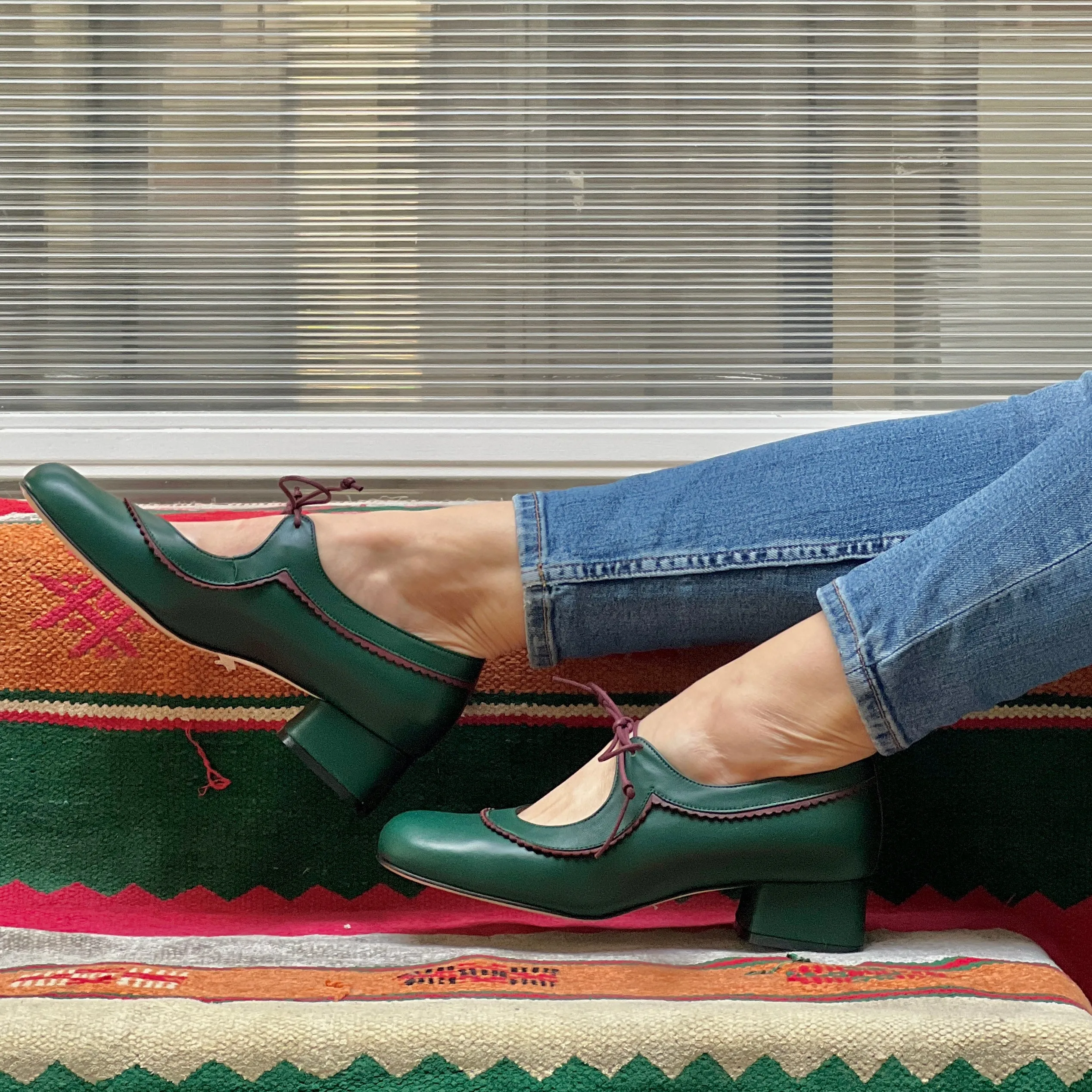 Edith Green scarpina in pelle verde con lacci artigianale marchigiana
