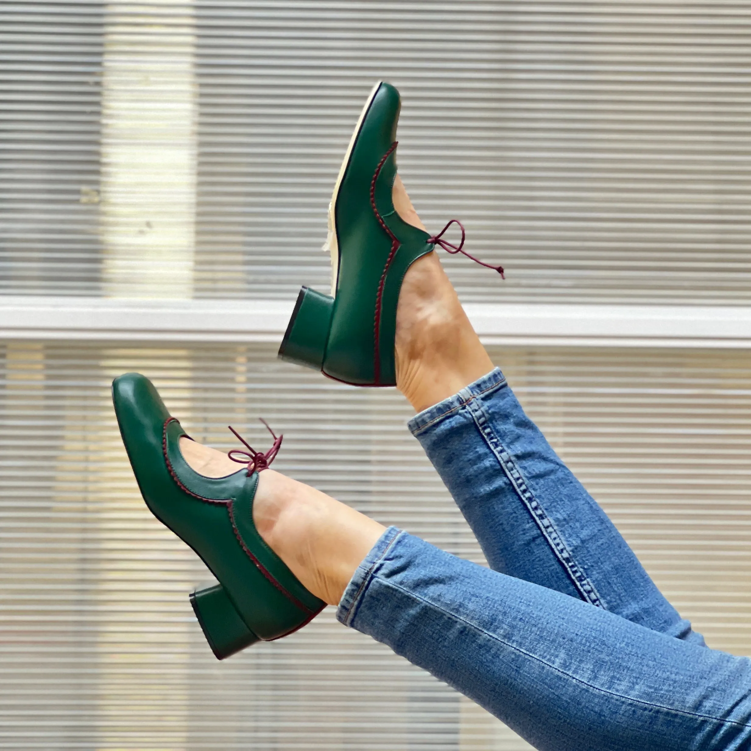 Edith Green scarpina in pelle verde con lacci artigianale marchigiana
