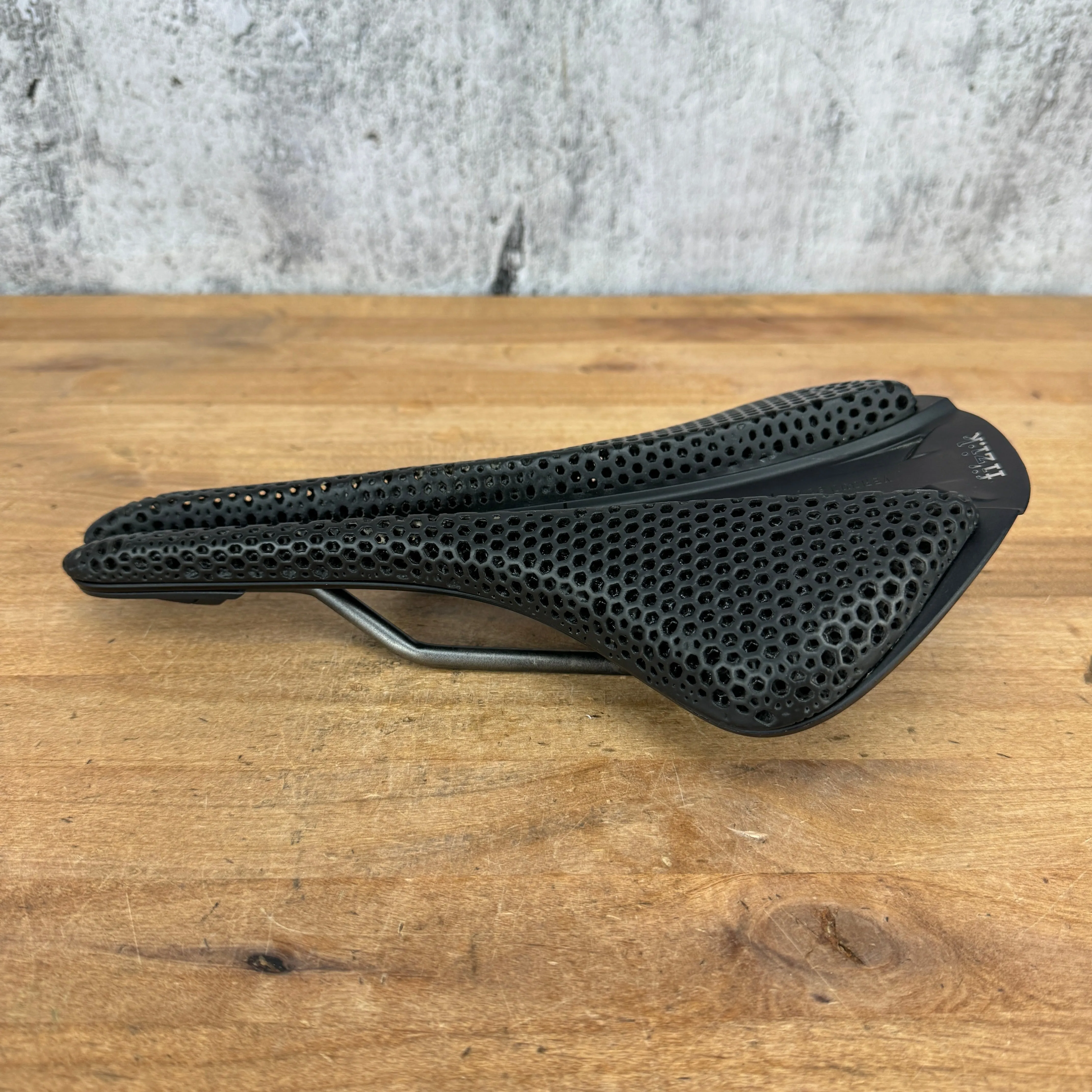 Low Mile! Fizik Antares R3 Adaptive Versus Evo 149mm 7x7mm Kium Rails 3D Saddle