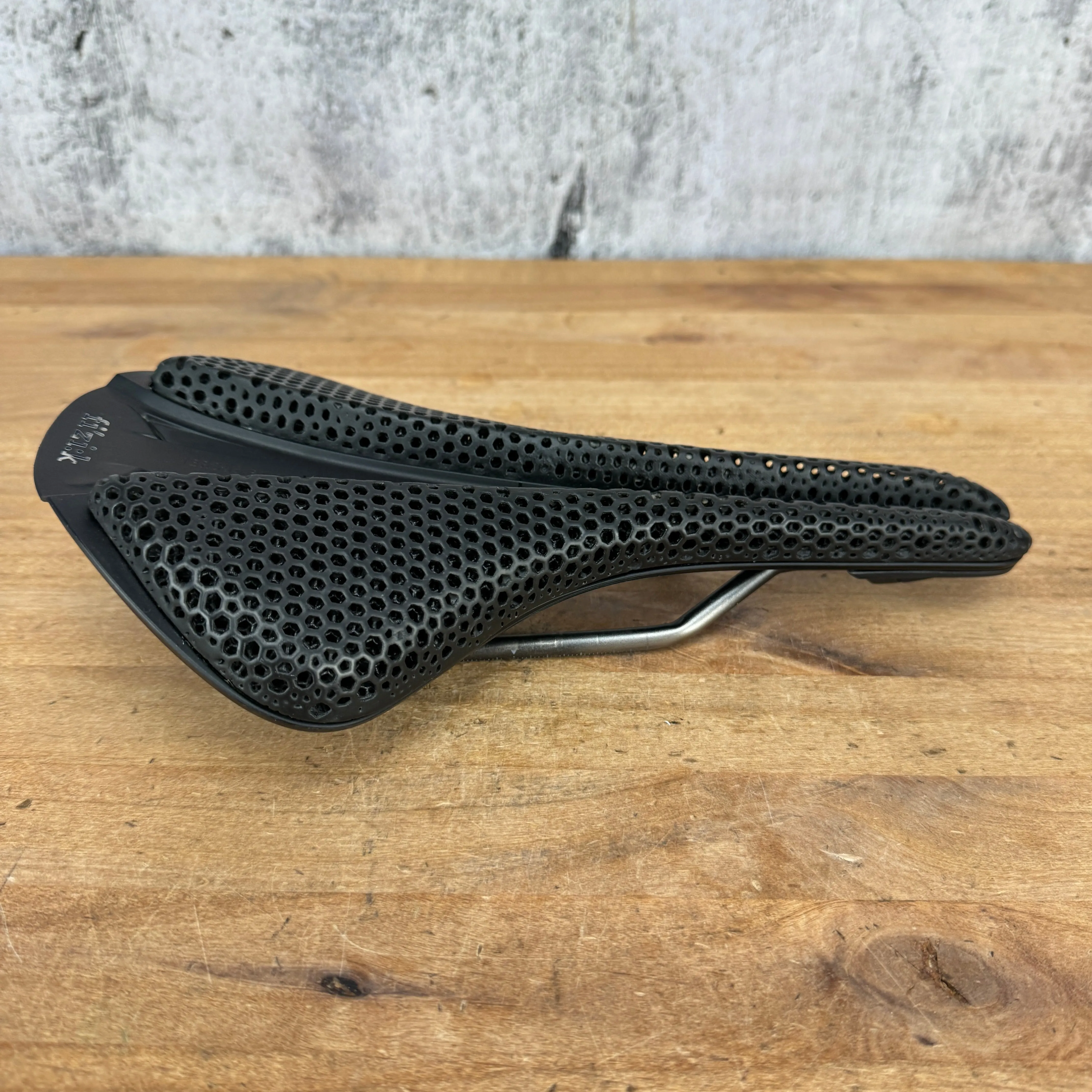 Low Mile! Fizik Antares R3 Adaptive Versus Evo 149mm 7x7mm Kium Rails 3D Saddle