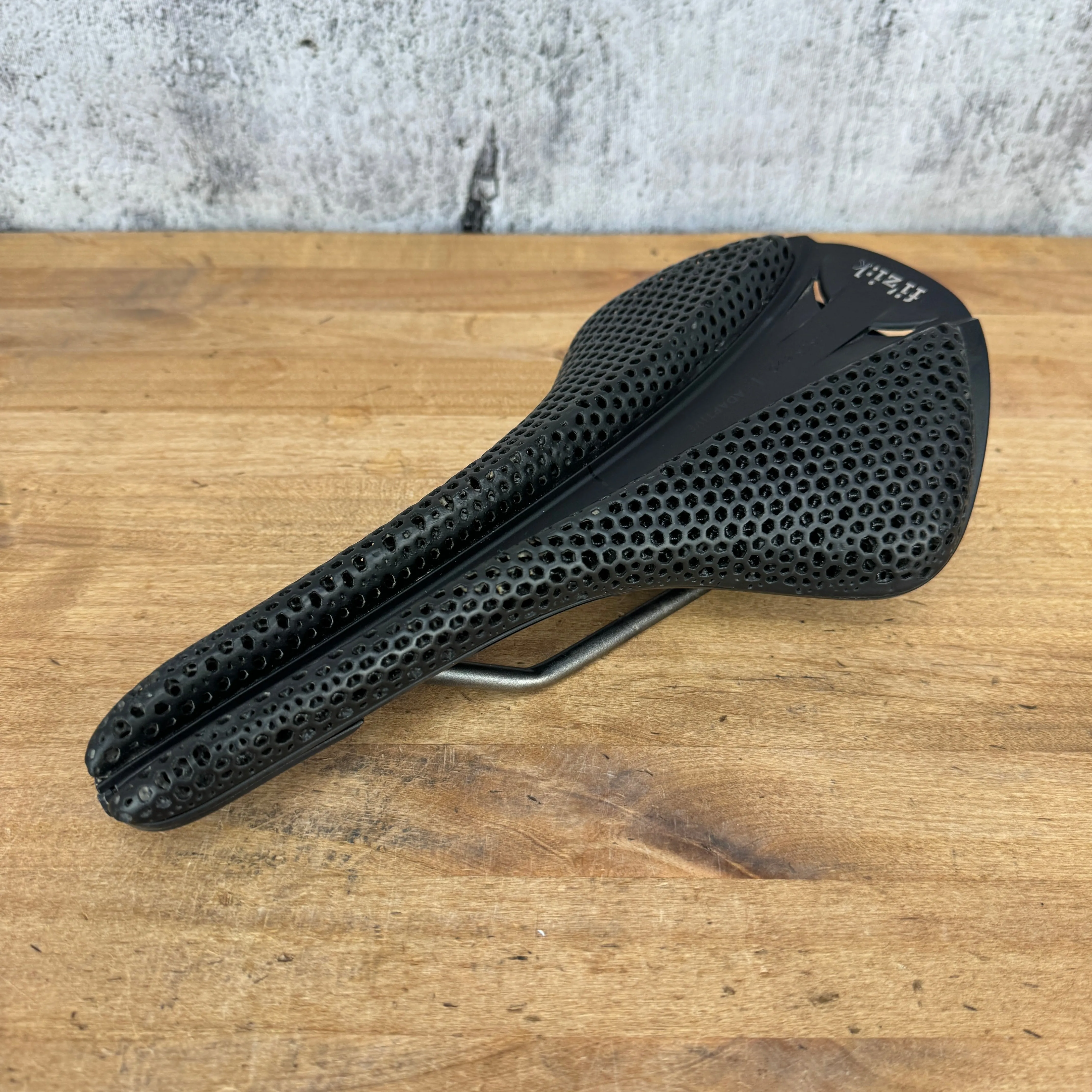 Low Mile! Fizik Antares R3 Adaptive Versus Evo 149mm 7x7mm Kium Rails 3D Saddle