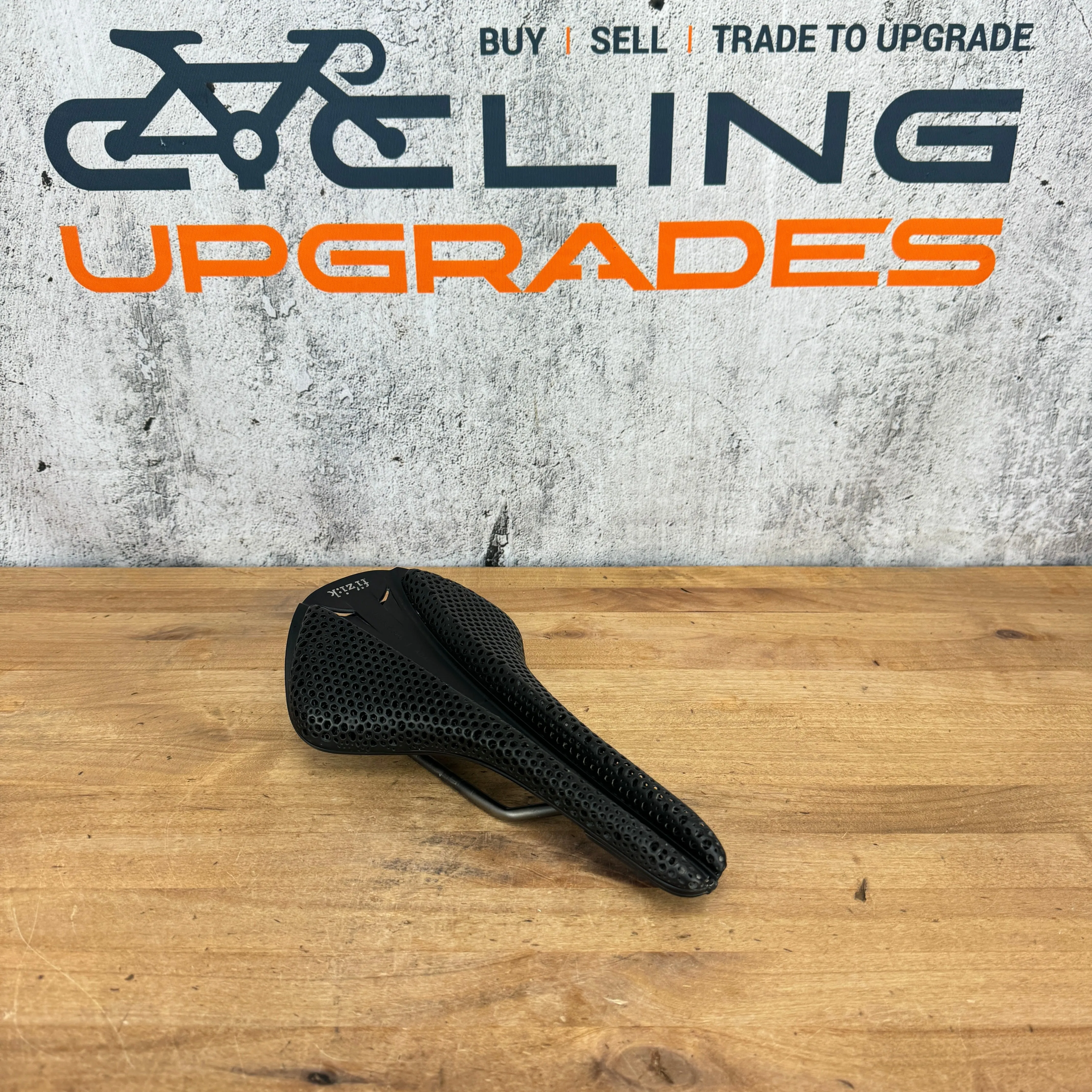 Low Mile! Fizik Antares R3 Adaptive Versus Evo 149mm 7x7mm Kium Rails 3D Saddle