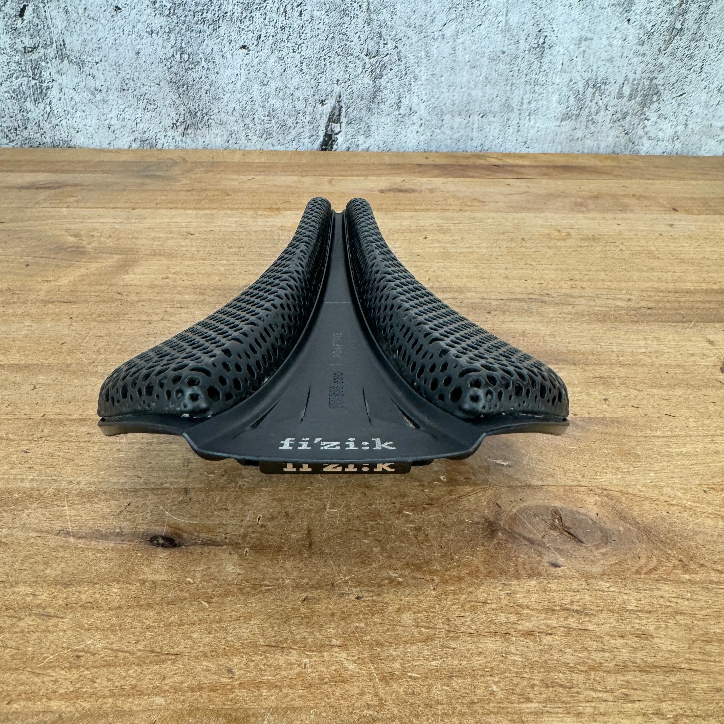 Low Mile! Fizik Antares R3 Adaptive Versus Evo 149mm 7x7mm Kium Rails 3D Saddle