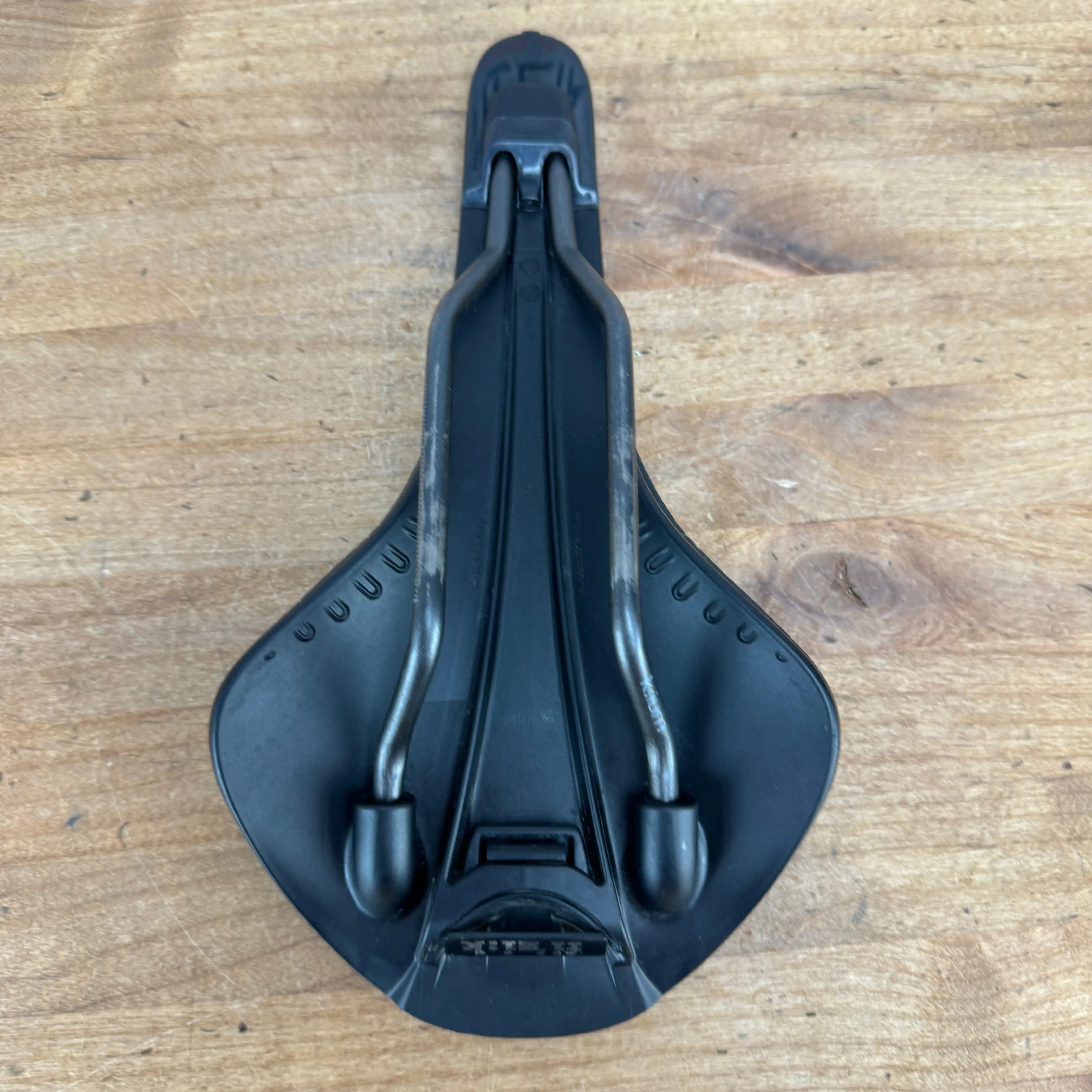 Low Mile! Fizik Antares R3 Adaptive Versus Evo 149mm 7x7mm Kium Rails 3D Saddle